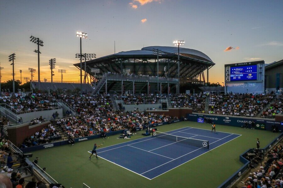 Tenis, grandslam US Open v New Yorku, kurt číslo 17 při západu Slunce