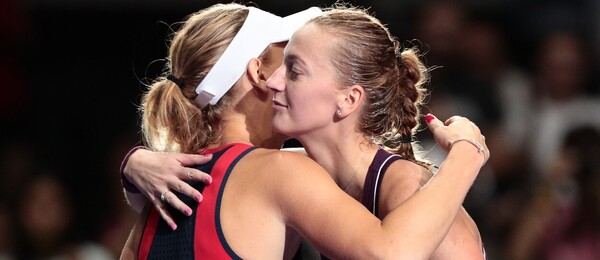 Petra Kvitová a Caroline Wozniacki po svém posledním vzájemném zápase na WTA Finals 2018 - dnes se Kvitová a Wozniacká utkají na US Open 2023