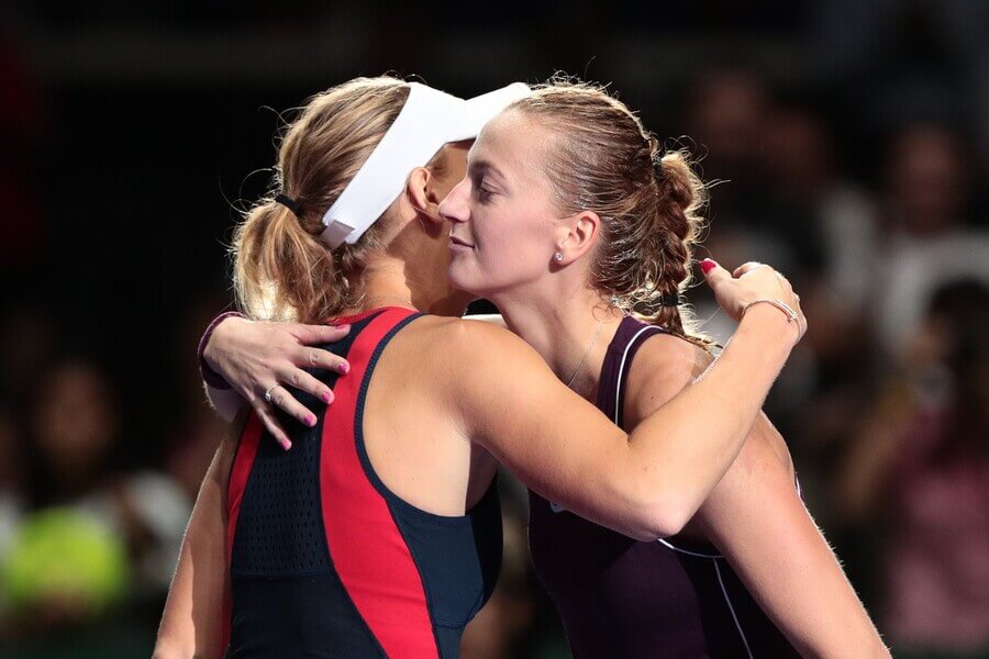 Petra Kvitová a Caroline Wozniacki po svém posledním vzájemném zápase na WTA Finals 2018 - dnes se Kvitová a Wozniacká utkají na US Open 2023