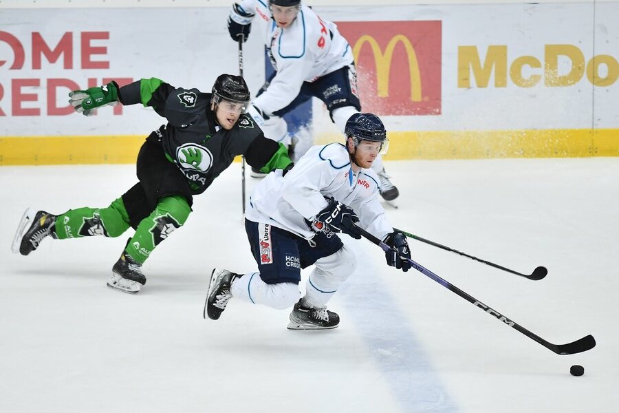 Hokej, Tipsport extraliga, Šimon Němec a Oscar Flynn v přípravném zápase na ELH 2023-24 - Liberec a Mladá Boleslav se utkají v prvním kole