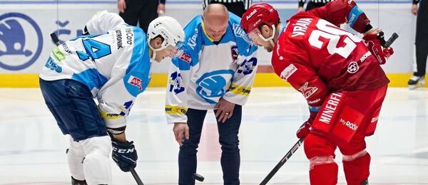 Kapitáni Schleiss a Vrána během slavnostního buly při zápasu HC Škoda Plzeň vs HC Oceláři Třinec - sledujte dnes hokej Plzeň vs Třinec v 1. kole Tipsport ELH 2023-24