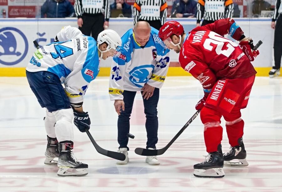 Kapitáni Schleiss a Vrána během slavnostního buly při zápasu HC Škoda Plzeň vs HC Oceláři Třinec - sledujte dnes hokej Plzeň vs Třinec v 1. kole Tipsport ELH 2023-24