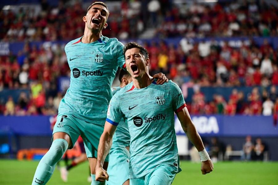 Ferran Torres a Robert Lewandowski slaví vítězný gól do sítě Osasuny