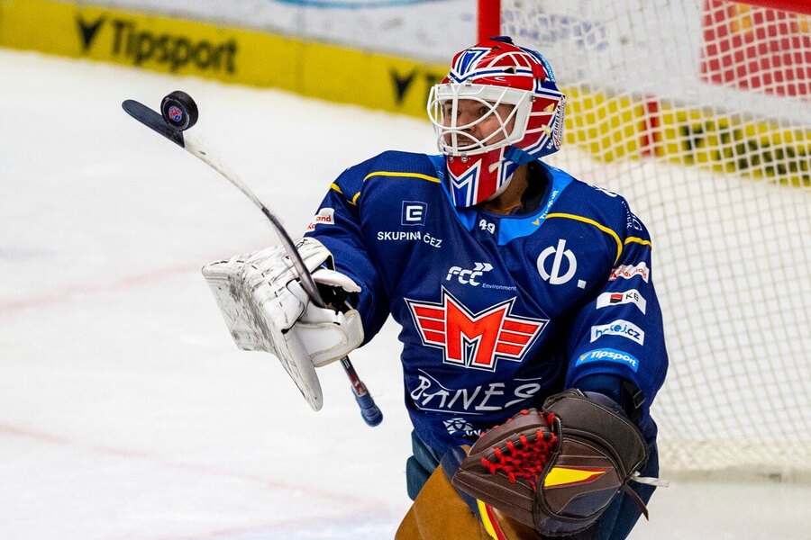 Brankář Dominik Hrachovina v minulém kole Tipsport extraligy v ledním hokeji 2023-24 vychytal Plzeň, dnes HC Motor přivítá Mountfield HK