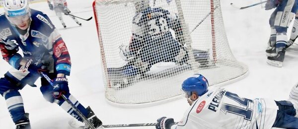 Kladenský Tomáš Plekanec se snaží vybojovat kotouč za bránou Komety