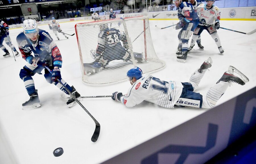 Kladenský Tomáš Plekanec se snaží vybojovat kotouč za bránou Komety