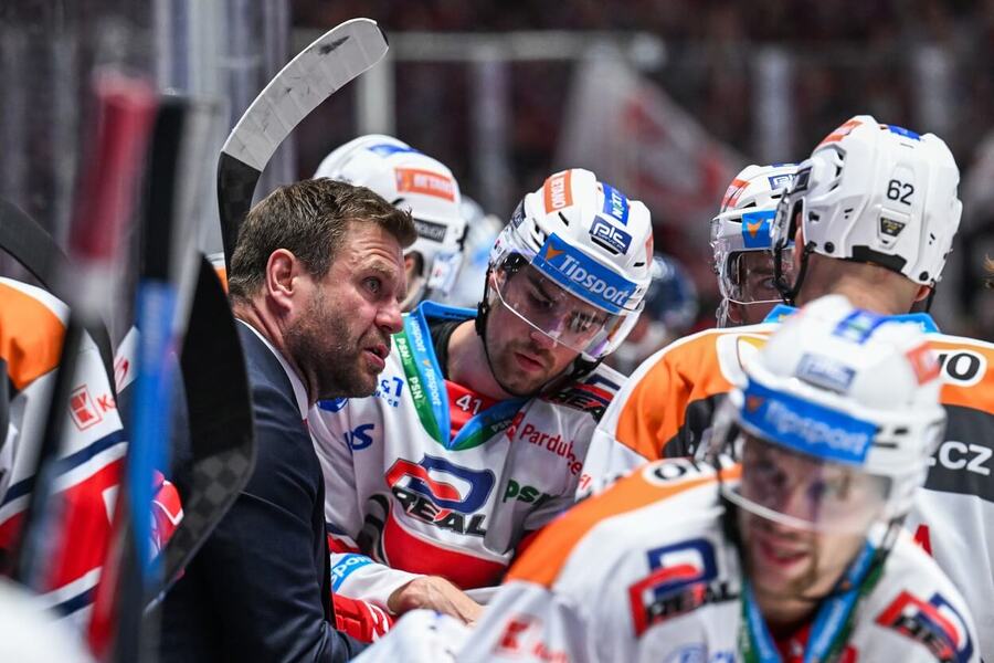 Trenér Václav Varaďa dovedl Dynamo Pardubice v 6. kole Tipsport extraligy ledního hokeje 2023-24 k výhře nad Plzní