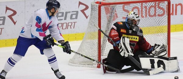 Jakub Kovář likviduje šanci Vítkovic. Bude se mu podobně dařit i dnes? Sleduje extraligu živě na TV Tipsport.