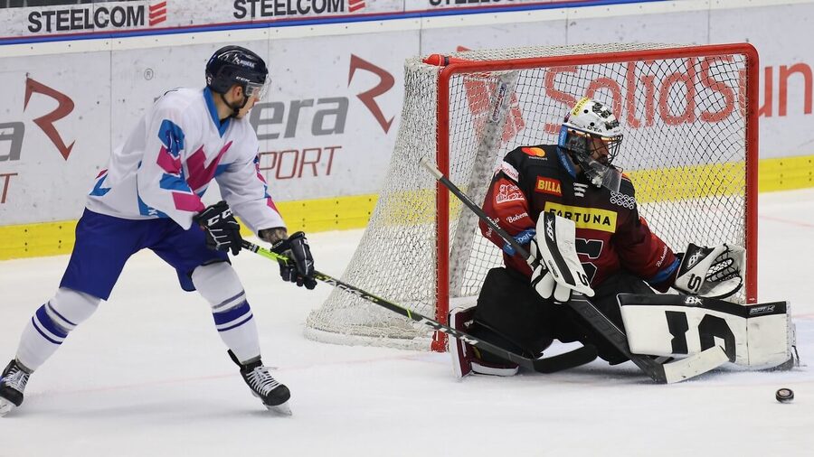 Jakub Kovář likviduje šanci Vítkovic. Bude se mu podobně dařit i dnes? Sleduje extraligu živě na TV Tipsport.