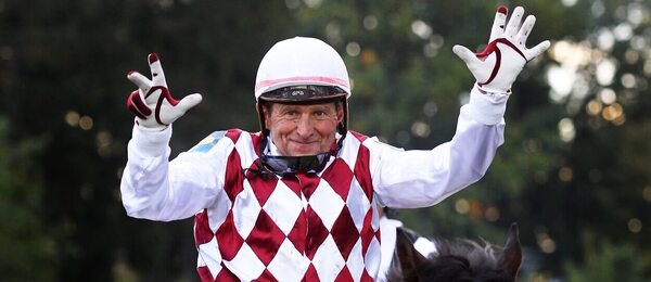 Dostihy, Velká pardubická, žokej Josef Váňa po osmém vítězství v roce 2011, vyhrál na koni Tiumen