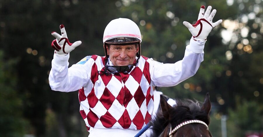 Dostihy, Velká pardubická, žokej Josef Váňa po osmém vítězství v roce 2011, vyhrál na koni Tiumen