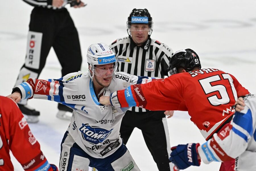 Radek Kučeřík (Kometa) v šarvátce s Janem Švrčkem (Olomouc)