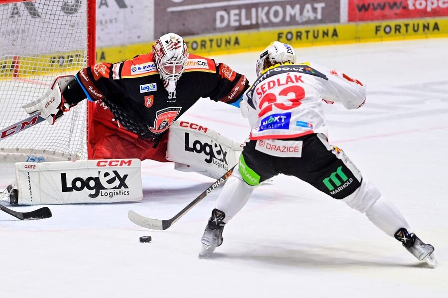 Henri Kiviaho a Lukáš Sedlák patřili k ústředním postavám loňských hokejových derby Mountfield HK vs Dynamo Pardubice