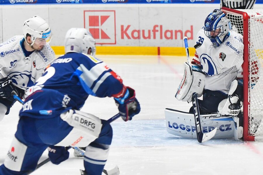 Brankář Plzně Dominik Pavlát kryje střelu Komety v loňském zápasu Tipsport extraligy, poprvé v ELH 2023-24 se Plzeň a Kometa utkají dnes