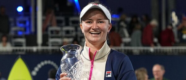 Tenistka Barbora Krejčíková po vítězství na zářijovém turnaji WTA San Diego 2023 - další finále Krejčíková dnes hraje v čínském Čeng-čou