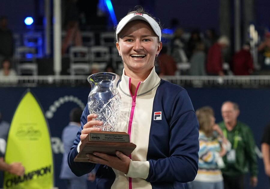 Tenistka Barbora Krejčíková po vítězství na zářijovém turnaji WTA San Diego 2023 - další finále Krejčíková dnes hraje v čínském Čeng-čou