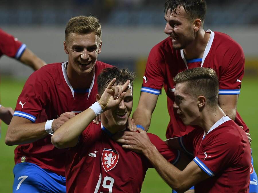 Matěj Jurásek při oslavě gólu proti Walesu