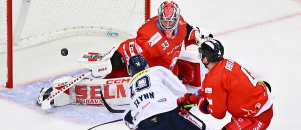 Oscar Flynn z Liberce v 11. kole hokejové extraligy 2023-24 překonává brankáře Olomouce Jakuba Sedláčka a dává vítězný gól