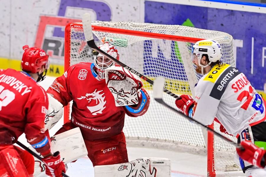 Brankář Třince Ondřej Kacetl a útočník Pardubic Lukáš Sedlák v sedmém semifinále loňského play off extraligy - sledujte dnes hokej Pardubice vs Třinec živě