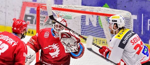 Brankář Třince Ondřej Kacetl a útočník Pardubic Lukáš Sedlák v sedmém semifinále loňského play off extraligy - sledujte dnes hokej Pardubice vs Třinec živě