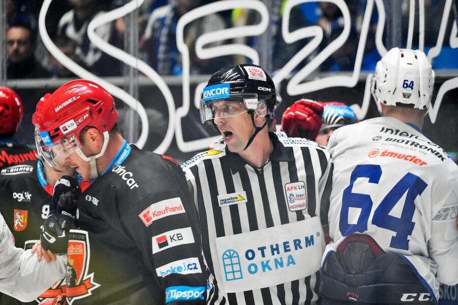 Hokej, extraliga, rozhodčí uklidňuje emoce v zápase HC Škoda Plzeň a Mountfield HK ve 12. kole Tipsport extraligy 2023-24