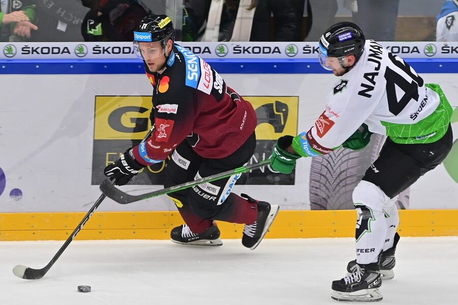 Vladimír Sobotka (Sparta) na puku, brání ho Ondřej Najman (Mladá Boleslav)