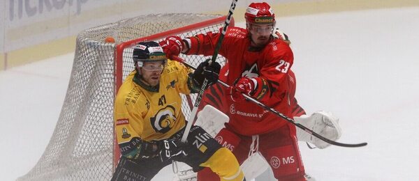 Hokejisté Roman Vlach a Daniel Kowalczyk v utkání Zlín vs Frýdek-Místek ve čtvrtém kole 1. hokejové Chance ligy 2023-24