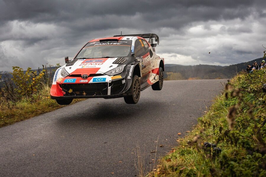 Závodník Elfyn Evans na RZ Šumavské Hoštice