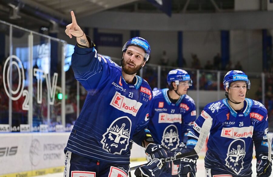 Útočník Rytířů Martin Procházka zdraví diváky po úvodním gólu v zápase s Dynamem, dnes se Kladno a Pardubice utkají podruhé v ELH 2023-24