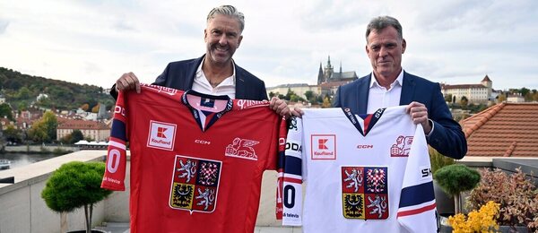 Generální manažer Petr Nedvěd a hlavní trenér Radim Rulík představují nové dresy české hokejové reprezentace pro sezonu 2023-24