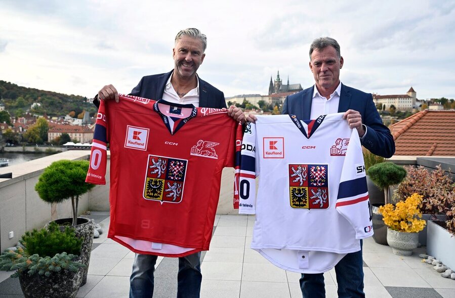 Generální manažer Petr Nedvěd a hlavní trenér Radim Rulík představují nové dresy české hokejové reprezentace pro sezonu 2023-24
