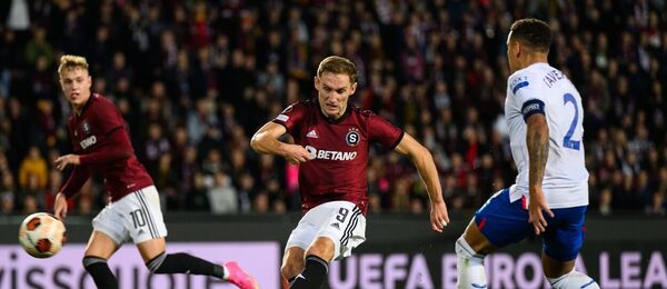 Jan Kuchta zakončuje během prvního utkání proti Rangers