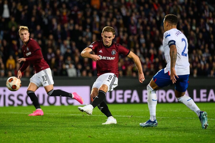 Jan Kuchta zakončuje během prvního utkání proti Rangers