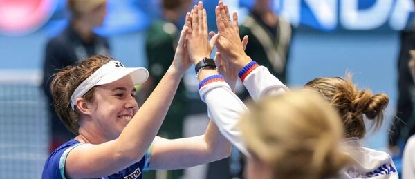 Česká tenistka Linda Nosková slaví zisk prvního bodu proti Švýcarsku na finálovém turnaji Billie Jean King Cup 2023
