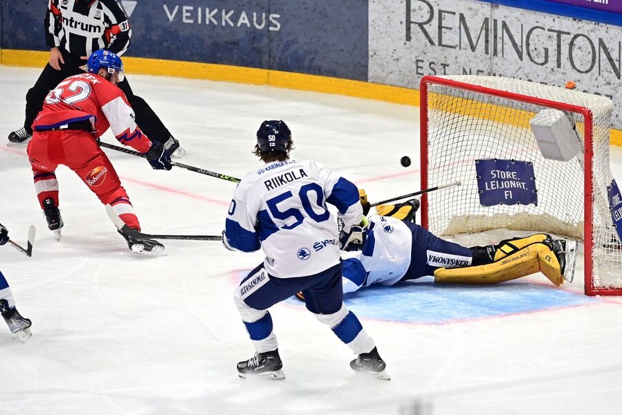 Michael Špaček úspěšně zakončuje v zápase proti Finsku na Karjala Cupu 2022