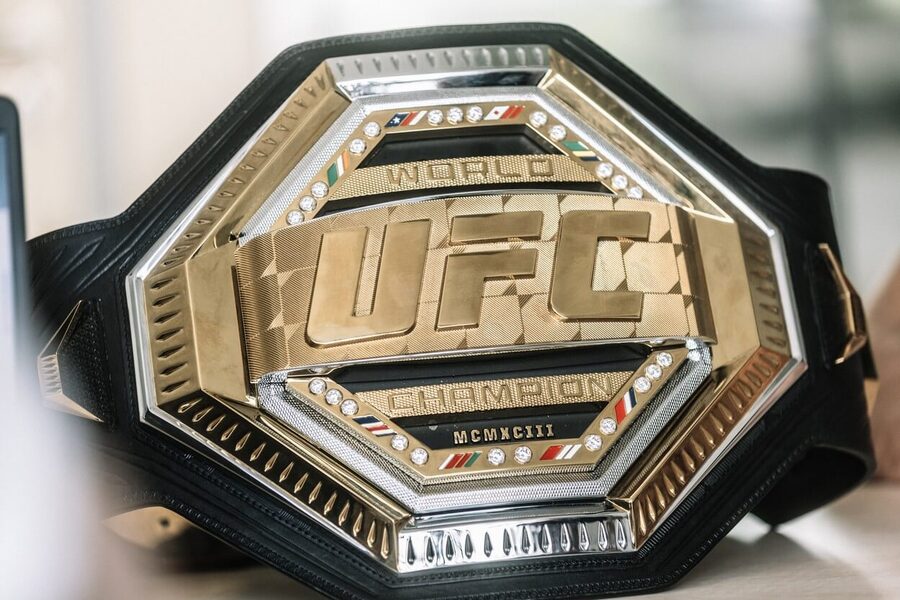 Novým majitelem pásu pro šampiona polotěžké váhy UFC se stal Brazilec Alex Pereira.