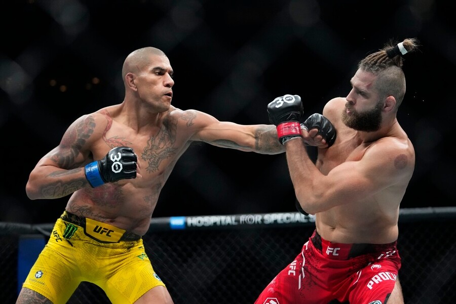 Alex Pereira porazil Jiřího Procházku na UFC 295 v Madison Square Garden.