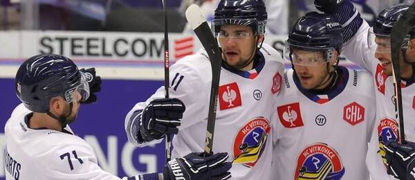 Hokejisté Vítkovic se radují z gólu v zápase Hokejové ligy mistrů