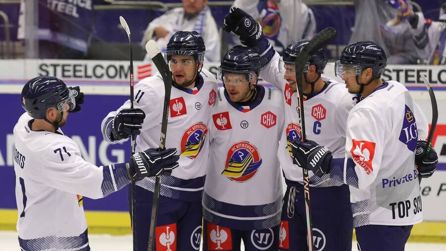 Hokejisté Vítkovic se radují z gólu v zápase Hokejové ligy mistrů