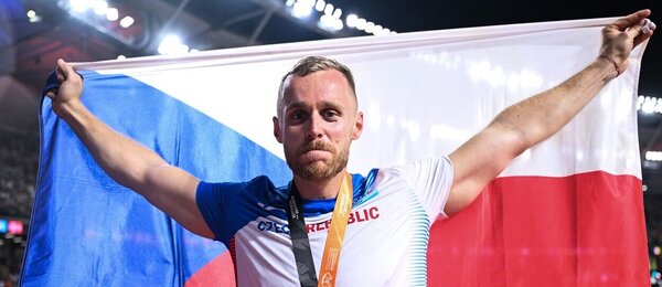 Atletika, Jakub Vadlejch oslavuje bronzovou medaili na Mistrovství světa v Budapešti