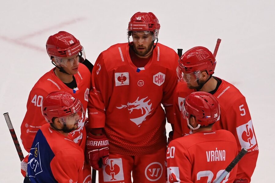 Hokejisté Třince v zápase proti Aalborgu, který jim zajistil postup do osmifinále Ligy mistrů v hokeji 2023-24