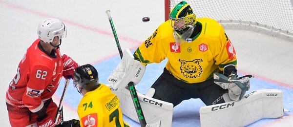 Útočník Pardubic Robert Říčka a obránce Les Lancaster a brankář Jakub Málek z Ilves Tampere v úvodním zápase Ligy mistrů v hokeji 2023-24