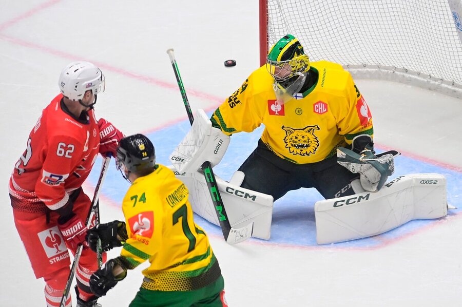 Útočník Pardubic Robert Říčka a obránce Les Lancaster a brankář Jakub Málek z Ilves Tampere v úvodním zápase Ligy mistrů v hokeji 2023-24