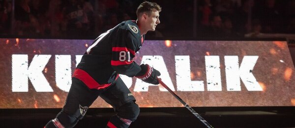 Český útočník Dominik Kubalík vyjíždí na led před prvním domácím zápasem za Ottawa Senators v NHL 2023-24