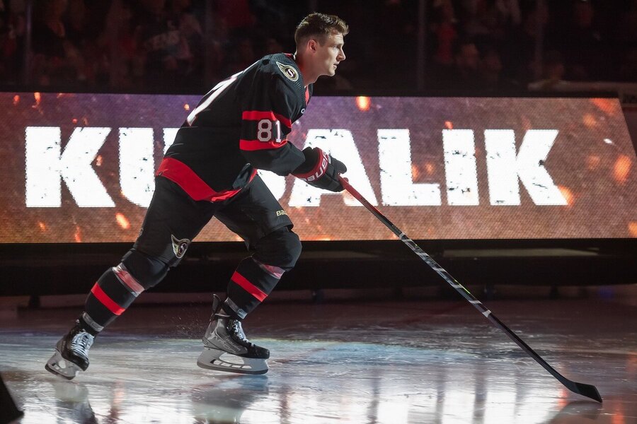 Český útočník Dominik Kubalík vyjíždí na led před prvním domácím zápasem za Ottawa Senators v NHL 2023-24