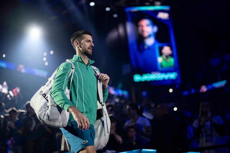 Tenista Novak Djokovič na Turnaji mistrů 2023 v Turíně nastupuje na kurt k zápasu proti Hubertu Hurkaczovi
