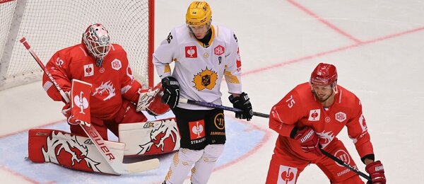 Ondřej Kacetl a Richard Nedomlel z Třince a Richard Hugg ze Skelleftea v osmifinále Ligy mistrů v hokeji 2023-24