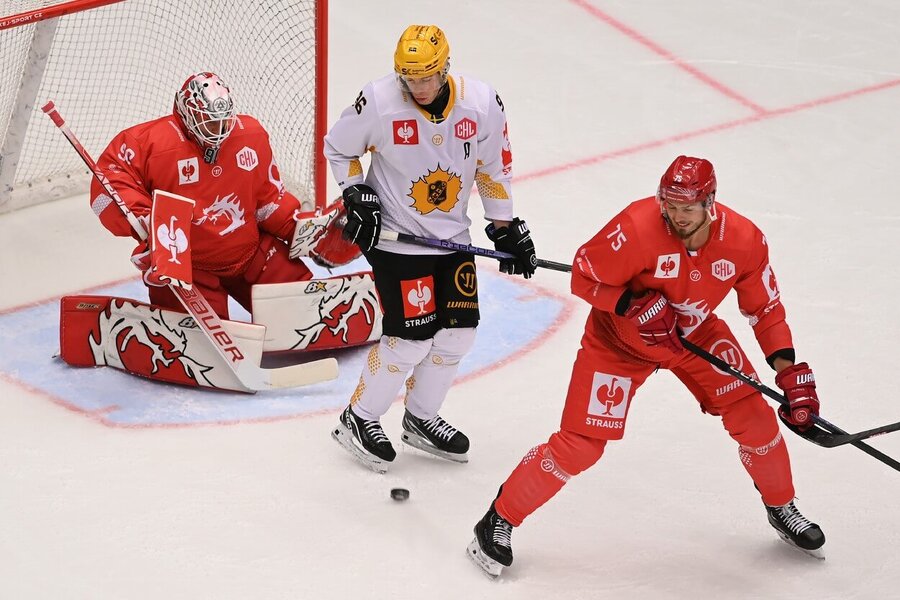 Ondřej Kacetl a Richard Nedomlel z Třince a Richard Hugg ze Skelleftea v osmifinále Ligy mistrů v hokeji 2023-24