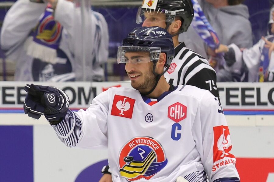 Kapitán Vítkovic Dominik Lakatoš se raduje z gólu do sítě Rapperswil-Jona Lakers v Lize mistrů v hokeji 2023-24