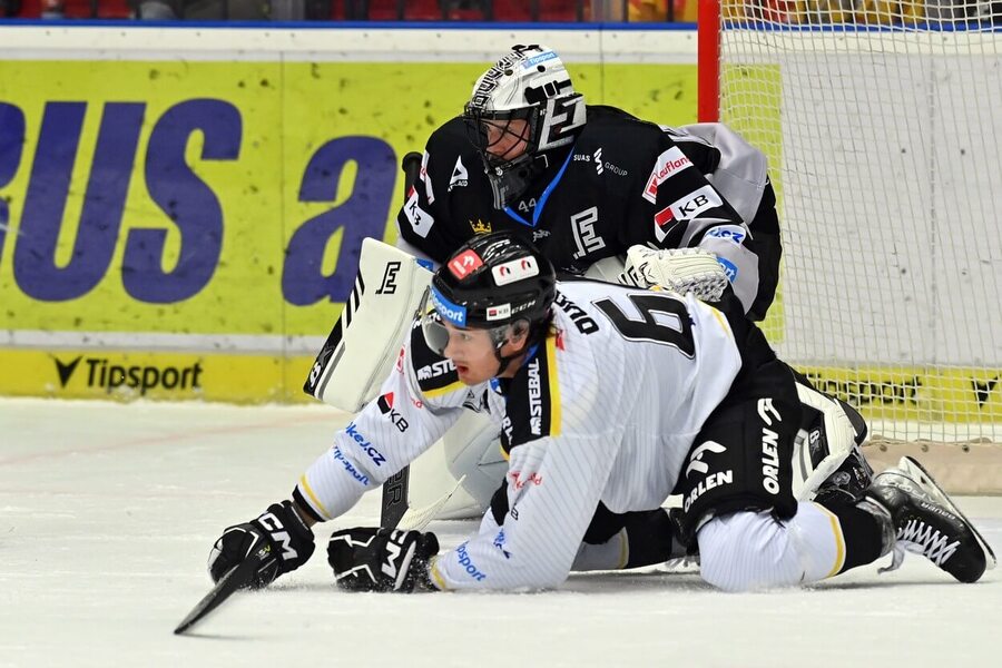 Brankář Karlových Varů Dominik Frodl a útočník Litvínova Ondřej Jurčík v prvním podkrušnohorském derby v extraligové sezoně 2023-24